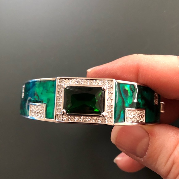 Gorgeous green stoned bracelet set in metal alloy - Picture 4 of 8